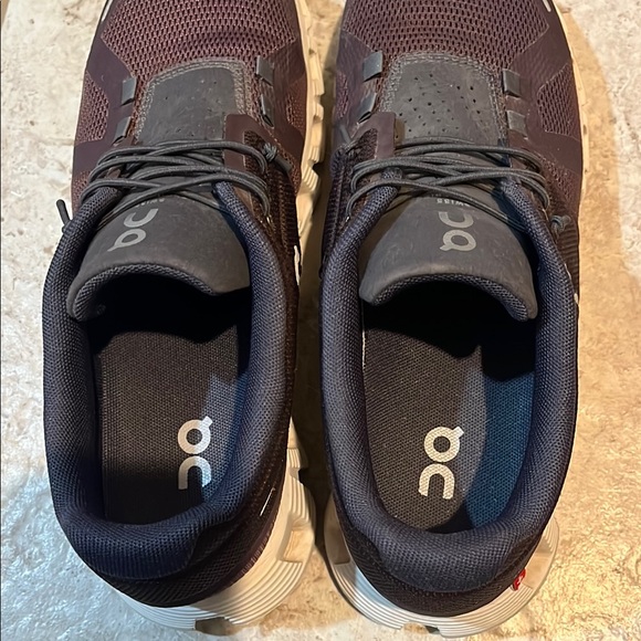 Maroon On Cloud 5 - Picture 4 of 7